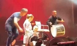 Serdar Ortaç konserinde düştü, ayağa kalkınca Gülben Ergen'e gönderme yaptı