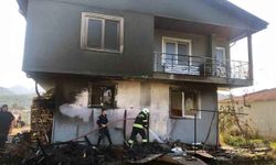 Çakmak ile oynayan çocuklar evi yakıyordu