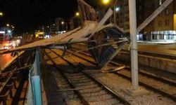 Kopan çatı kara yolu ve metro hattının üzerine düştü