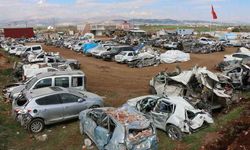 Adıyaman'da enkazdan çıkarılan araçlar otoparkta bekletiliyor