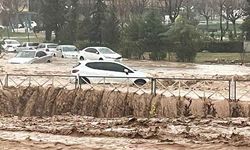 Şanlıurfa'da sağanak yağış sele döndü! Araçlar ve insanlar sürüklendi