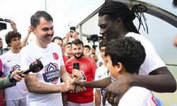 Bakan Kurum ve ünlü futbolcular depremzede çocuklarla sahaya çıktı