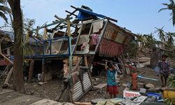 Myanmar yönetimi kasırganın etkilediği bölgelere insani yardımları askıya aldı