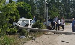 Karabük'te araç elektrik direğine çarptı: 3 kişi yaralı