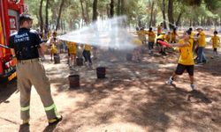 Sıcaktan bunalan çocuklar itfaiye erleri ile su savaşı yaptı