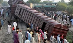 Pakistan'da tren raydan çıktı: 22 ölü