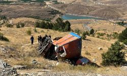 Freni patlayan kamyon şarampole devrildi: 2 ölü, 2 yaralı