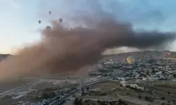 Kapadokya'da duman kaplı gökyüzünde balonlar havalandı