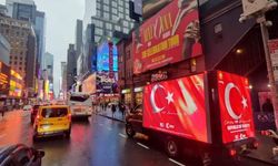 New York'ta Cumhuriyet'in 100. yılı dolayısıyla Türk bayraklı kamyonlar tur attı