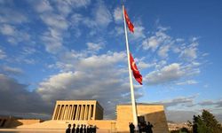 Anıtkabir'deki bayrak indirilmeden değiştiriliyor