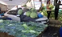 Pazar yerinde bırakılan otomobilin üzerine lahana tezgahı açıldı