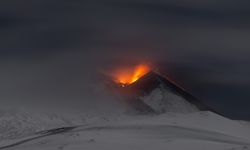 İtalya'da Etna Yanardağı bir kez daha kül ve lav püskürttü