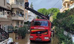 Edremit’te selde mahsur kalanların yardımına itfaiye merdiven ile yetişti