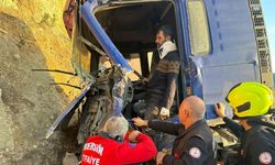 Tırda sıkışan sürücüyü itfaiye kurtardı