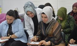Kadınlar organizasyonlarda Hint kınası uygulayarak gelir sağlıyor
