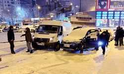 Erzurum'da kar yağışı etkili oldu! 8 araç birbirine girdi