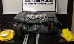 Balıkesir'de 11 düzensiz göçmen ve 2 göçmen kaçakçılığı şüphelisi yakalandı