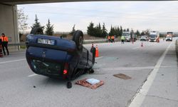 Edirne'de bariyere vurup devrilen otomobildeki aynı aileden 3 kişi yaralandı