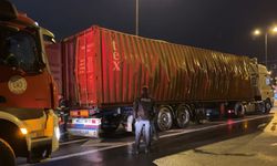 TEM’de tır dorsesinde patlama! 1 itfaiye eri yaralandı