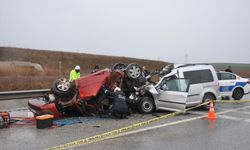 Kırklareli'nde hafif ticari araçla otomobilin çarpıştığı kazada 2 kişi öldü, 1 kişi yaralandı