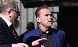 Schwarzenegger saati nedeniyle havaalanında alıkonuldu