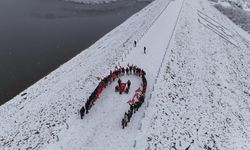 Bilecik’te karlı havada şehit Mehmetçikler için yürüdüler