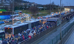 İstanbullunun bitmeyen çilesi! Geç gelen metrobüs isyanı