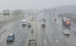 İstanbul'da kar yağışı başladı! Meteoroloji, AKOM ve Valilik'ten son dakika uyarısı