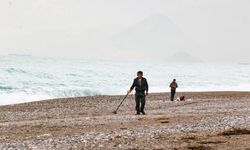 Konyaaltı Sahili'nde definecilerin mesaisi