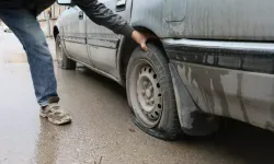 Park halindeki 200 aracın lastiğini patlattı