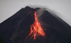 Ülkedeki en aktif yanardağıydı! Merapi Yanardağı patladı