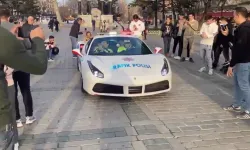 Ferrari polis otosunu gören telefona sarıldı! Alkış aldı