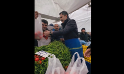 Cumhur İttifakı İstanbul Adayı Kurum, pazar önlüğü giyip sebze sattı