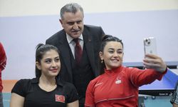 Bakan Bak, sporcularla bir araya geldi