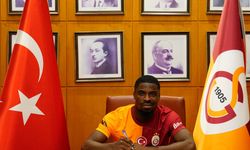 Galatasaray'da Aurier imzayı attı