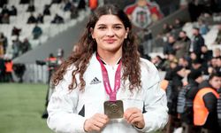 Beşiktaş'tan şampiyon güreşçi Nesrin Baş’a plaket