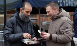 Hollanda’da İslam karşıtlığına tepki: Kur’an-ı Kerim dağıtıldı