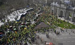 İspanyol çiftçiler, Madrid'de traktörleriyle yolları kapattı