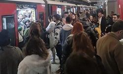 İzmir'de metro seferleri aksadı: Vatandaşlar isyan etti