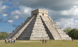 Chichén Itzá'nın üzerinde yükselen Antik Maya tapınağı El Castillo'nun tarihi