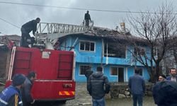 Tokat'ta mumdan çıkan yangın, bir evi kül etti