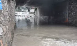 İzmir'de yine aynı manzara! Alt geçidi su bastı