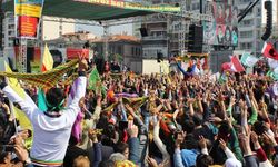 İzmir’de skandal görüntüler: Nevruz kutlamasında PKK’ya ait paçavralar açıldı