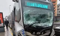 İstanbul'da iki metrobüs çarpıştı! Yaralılar var