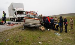 Muş'ta feci kaza: Kafa kafaya çarpıştılar!