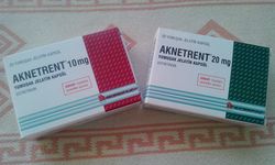 Aknetrent (izotretinoin) nedir, kimler kullanabilir? Yan etkileri var mıdır?