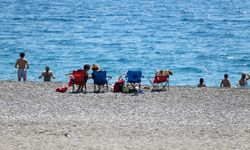 Antalya sahillerinde bayram tatili yoğunluğu yaşanıyor