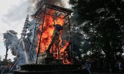 Bali'de tören! Hindu geleneklerine göre ölü yaktılar