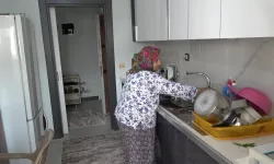 Depremzede kadının yeni yuvasında ilk yemeği sarma oldu