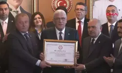 İYİ Parti Genel Başkanı Müsavat Dervişoğlu, mazbatasını aldı